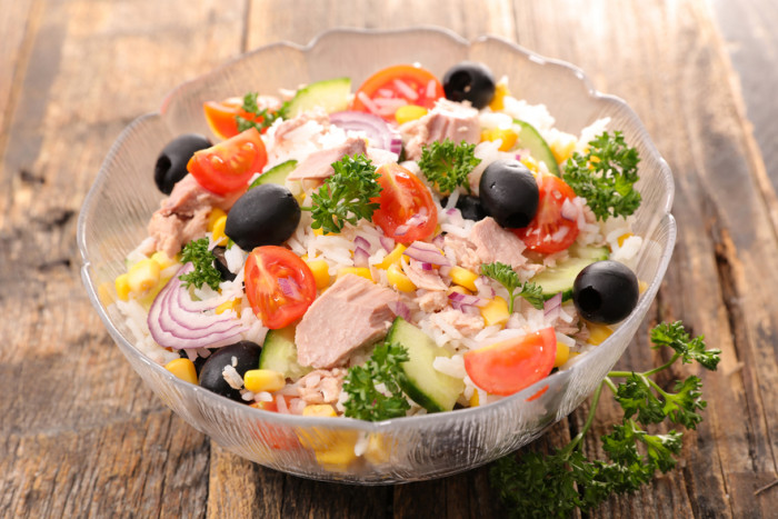 салат с тунцом и рисом