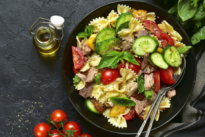 салат с тунцом и макаронами