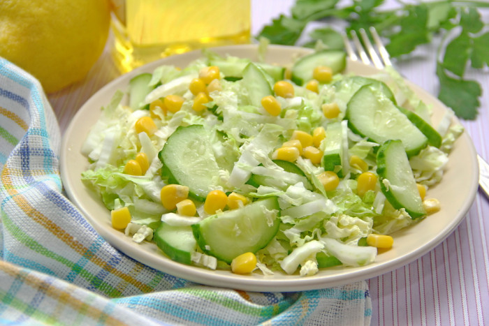 салат из пекинской капусты с кукурузой