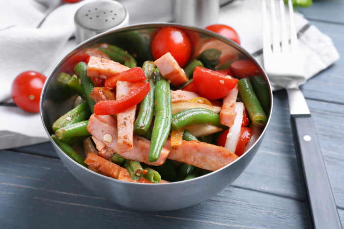 теплый салат с ветчиной и овощами