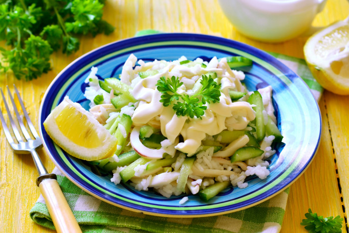 салат с кальмарами и рисом