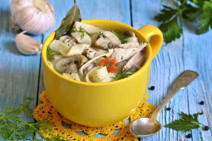 куриный суп с лапшой и грибами