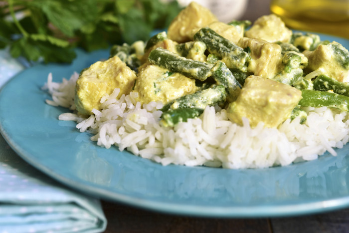 карри со спаржевой фасолью и курицей