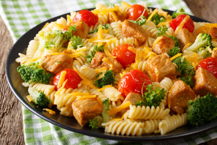 макароны со свининой и черри