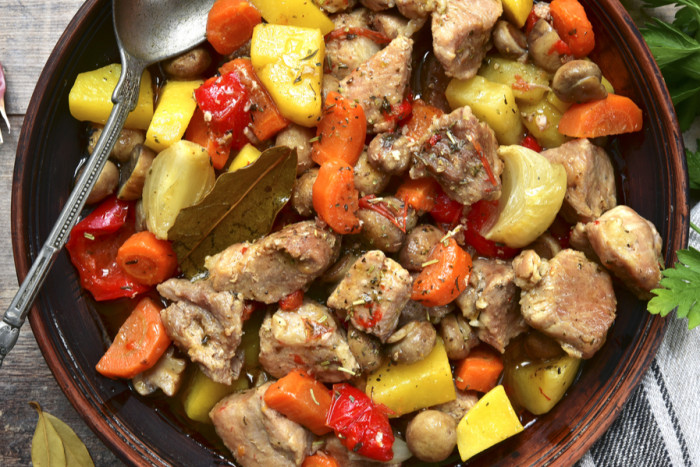 жаркое со свининой и грибами