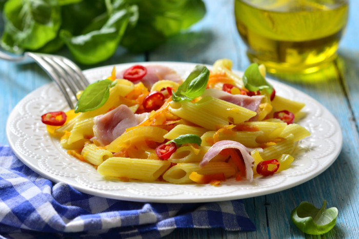 макароны с беконом и чили