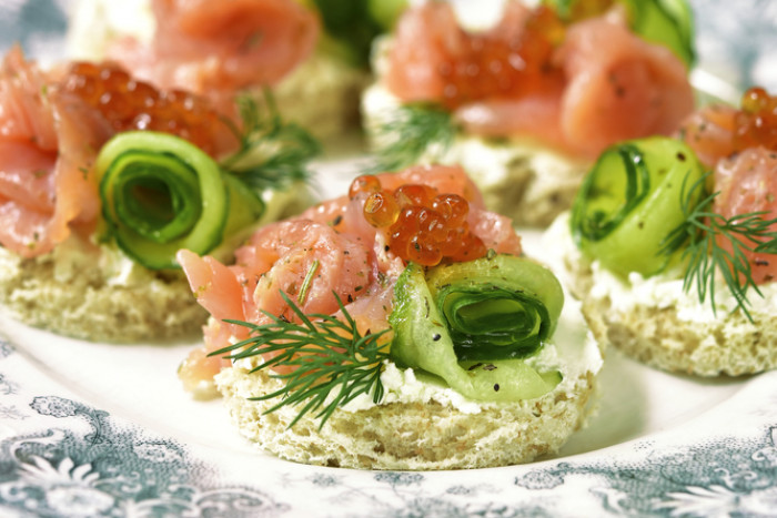 канапе с рыбой и икрой
