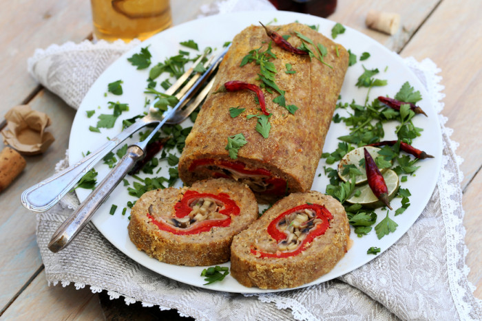 мясной рулет с маринованным перцем