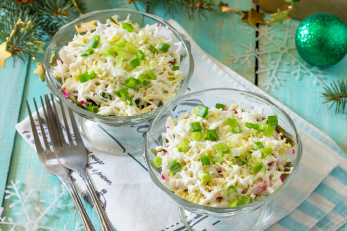 салат с кальмарами и морской капустой