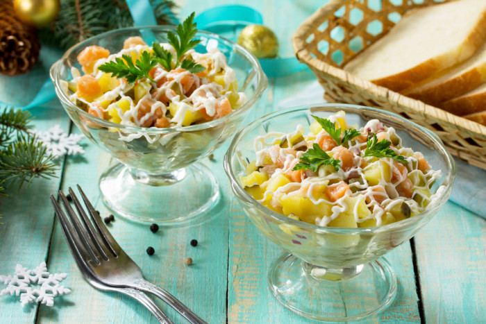 салат с лососем и солеными огурцами