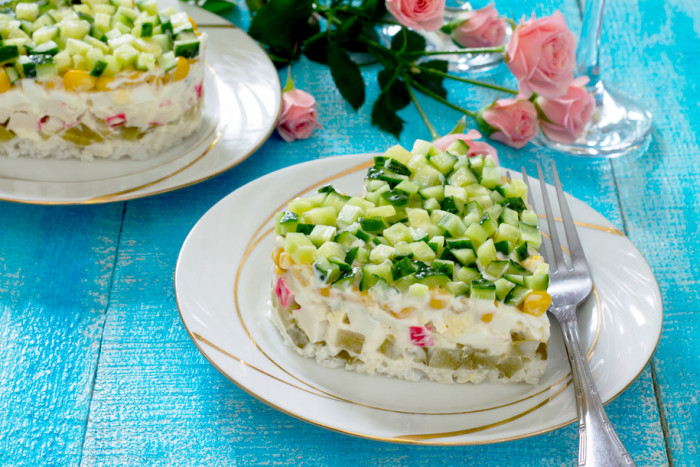 салат с крабовыми палочками и рисом