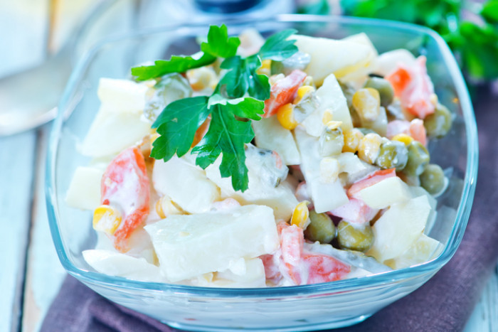 салат с крабовыми палочками и ананасом