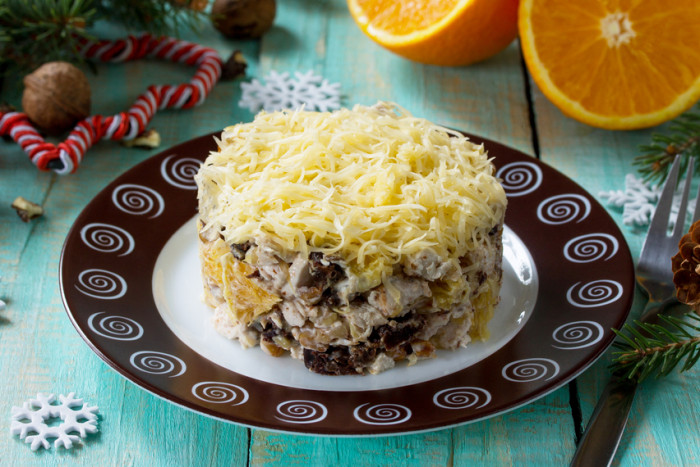 салат с курицей и черносливом