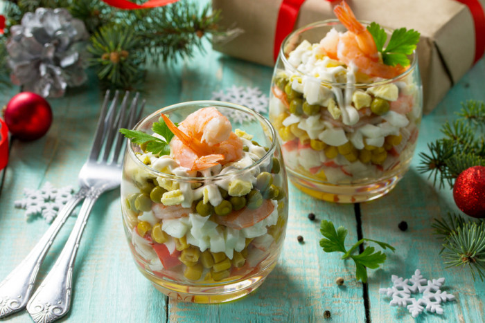 салат с крабовыми палочками и креветками