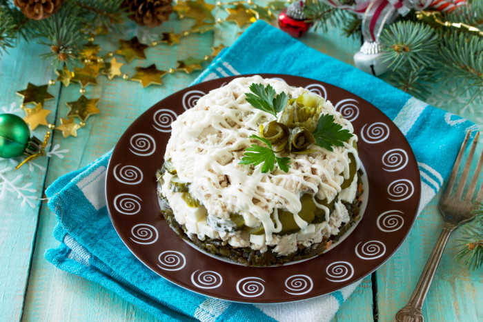 салат с курицей и морской капустой