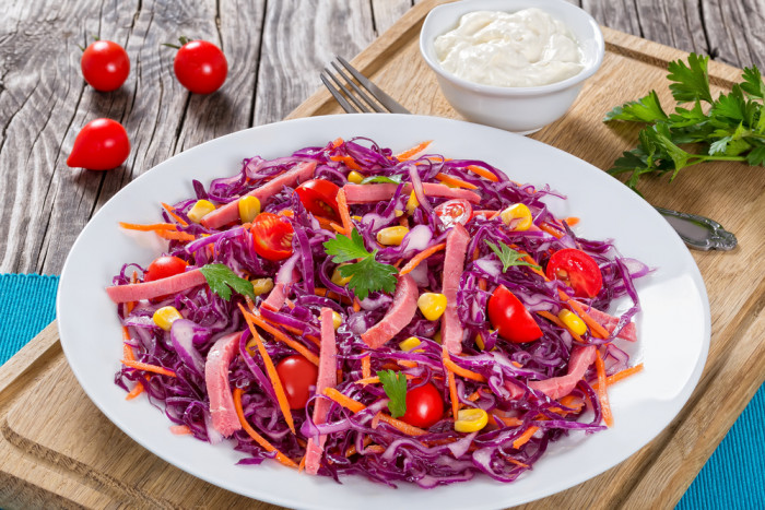 салат из красной капусты с ветчиной