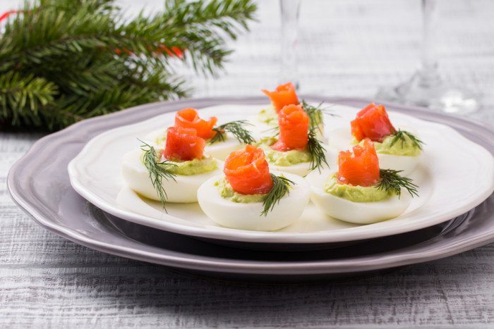 яйца с лососем и авокадо