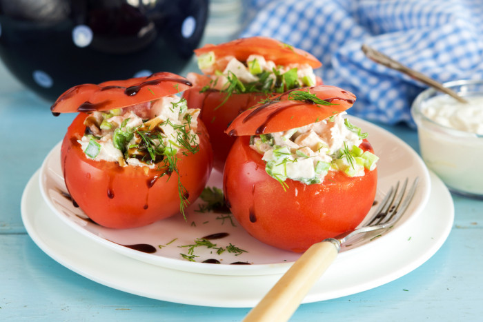 помидоры с салатом из курицы