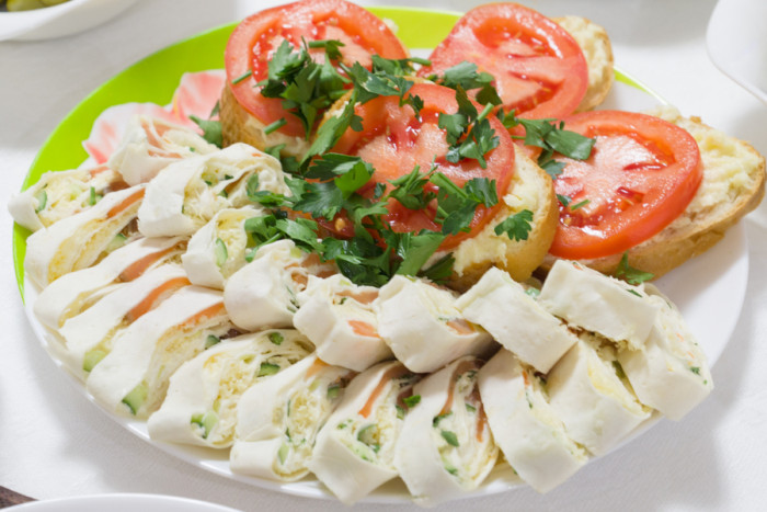 рулеты из лаваша с красной рыбой