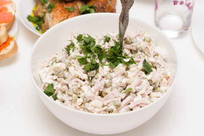 салат с ветчиной, сыром и грибами