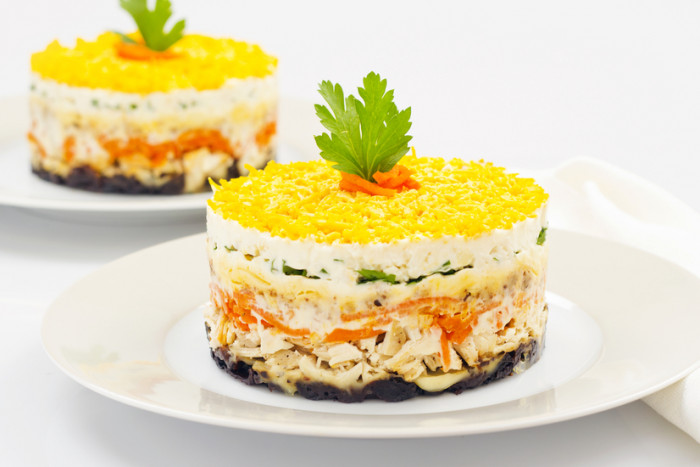 салат с курицей, черносливом и сыром