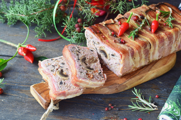 мясной рулет в беконе