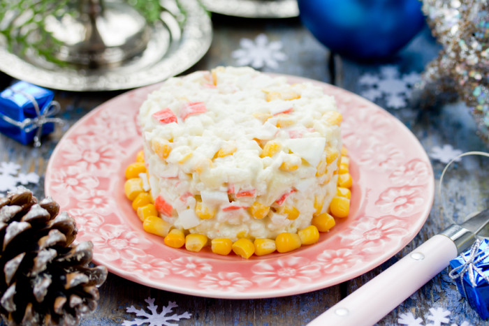салат из крабовых палочек с кукурузой