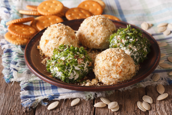 сырные шарики с крекерами