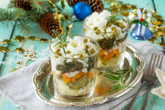 салат с крабовыми палочками и морской капустой