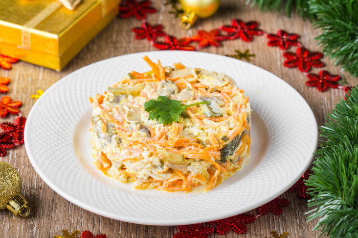 салат с морковью и грибами