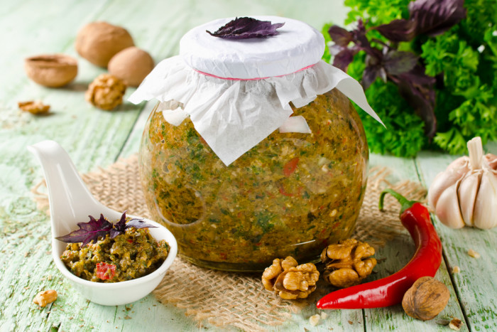 аджика с орехами
