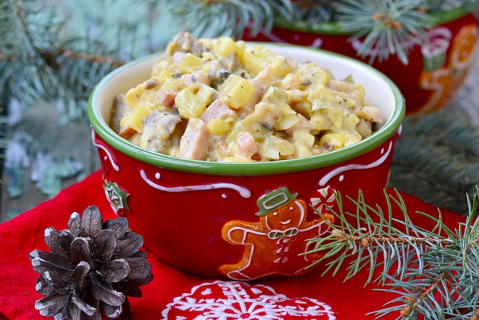 салат с ветчиной и грибами