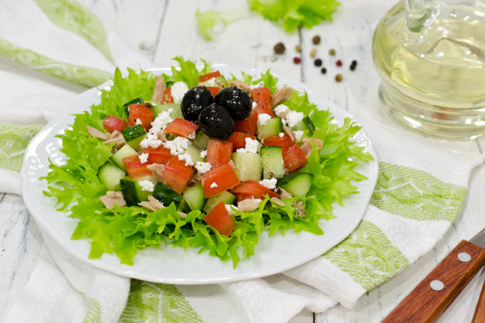 салат с тунцом и овощами