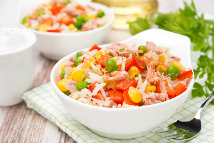 салат с рисом и тунцом