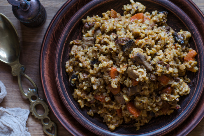 плов с грибами и орехами