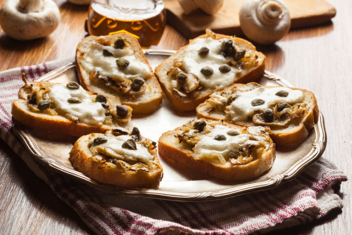 брускетты с сыром и грибами