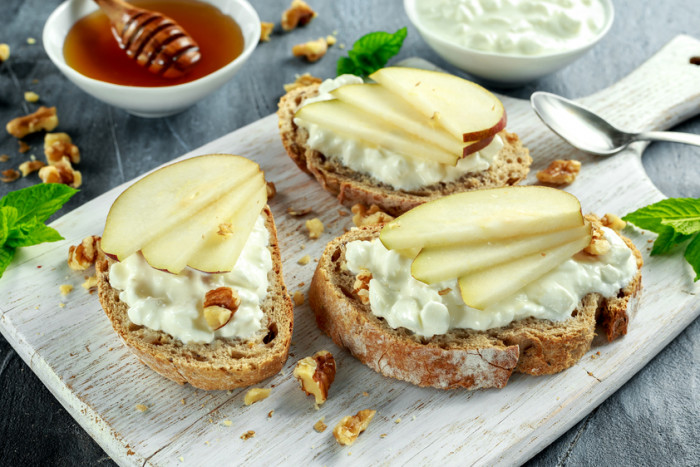 брускетты с грушей