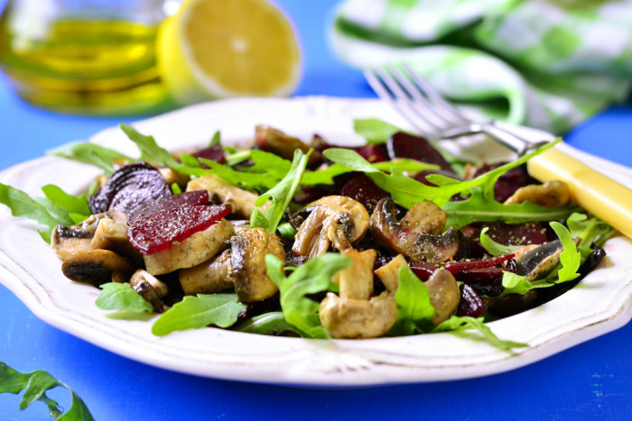 салат со свеклой и шампиньонами