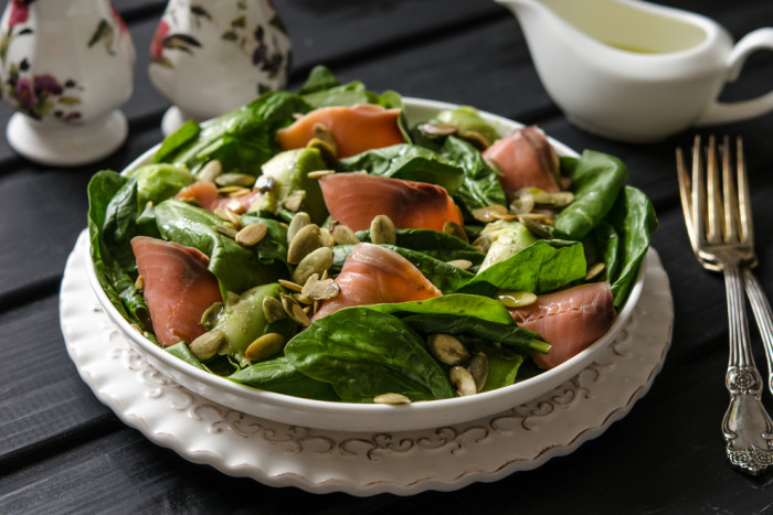 салат с красной рыбой