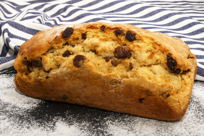 кекс с изюмом