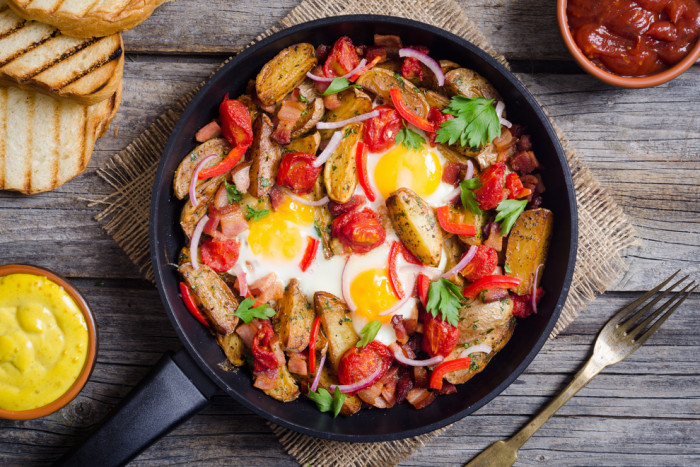 запеканка с беконом и яйцами