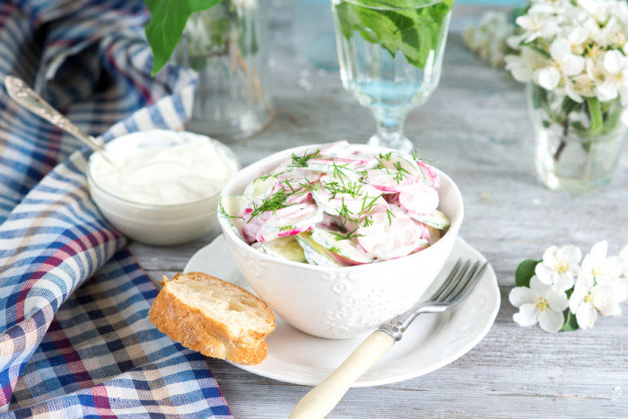 салат с редисом и огурцом