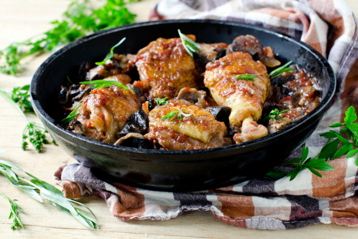 курица с помидорами и грибами