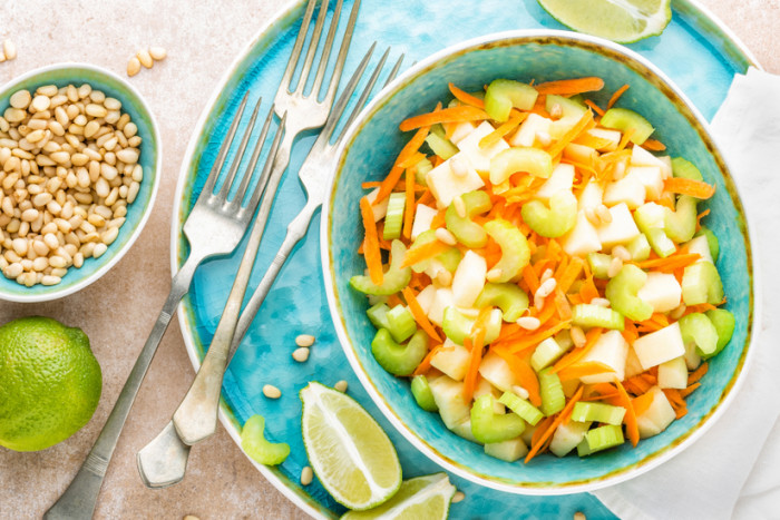 салат с яблоком и сельдереем