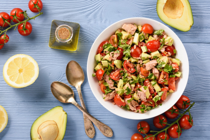 тунец с авокадо