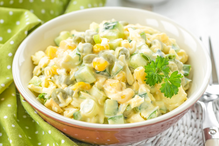 салат с кукурузой