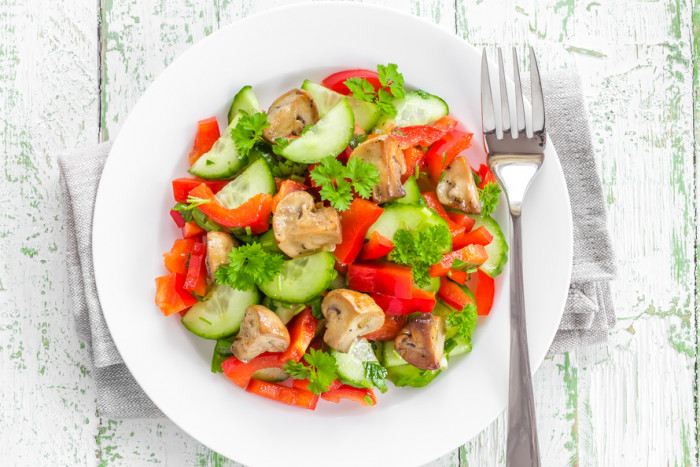 салат с жареными грибами