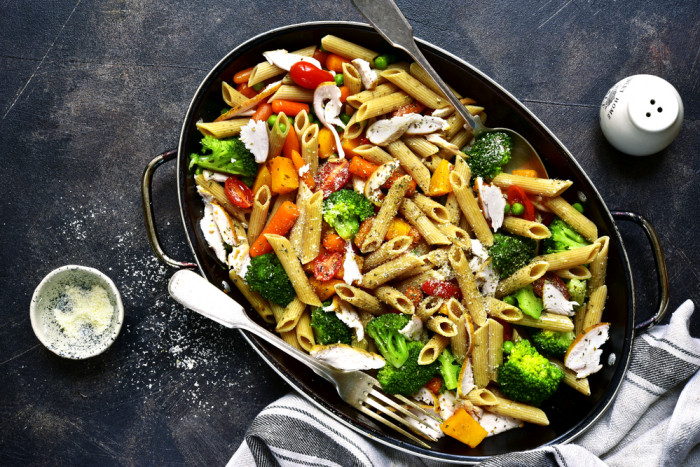 макароны с копченой курицей