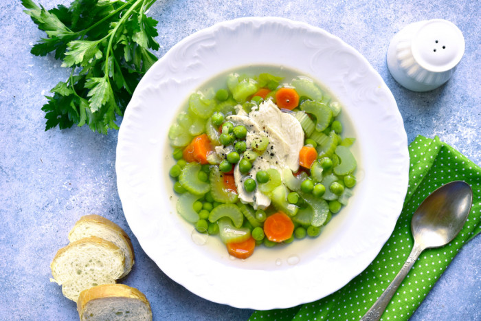 суп с курицей и сельдереем