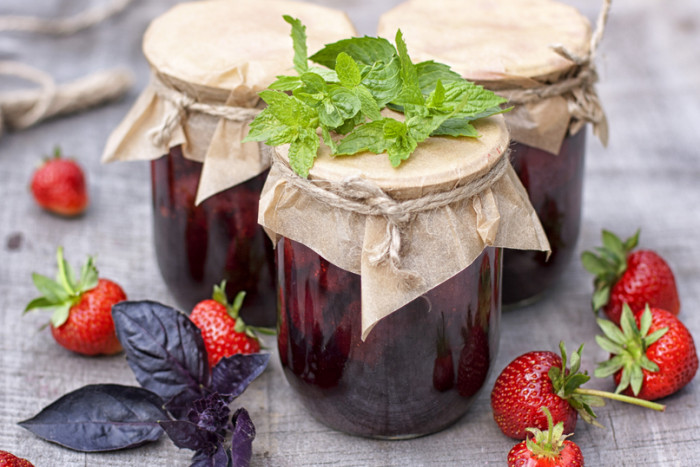 Клубничное варенье с базиликом